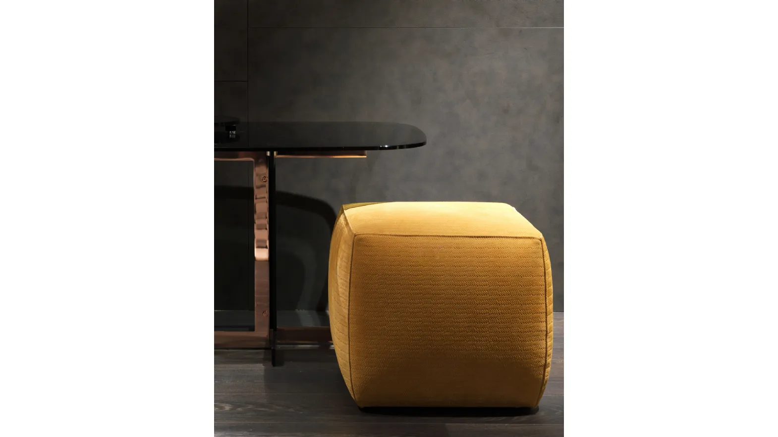 Pouf dalla forma cubica in Nabuk Stone di Misuraemme