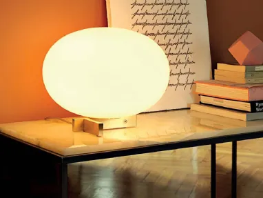 Lampada da tavolo a luce diffusa in vetro soffiato opalino lucido con struttura in metallo a sezione rettangolare con finitura in ottone satinato Alba di Oluce