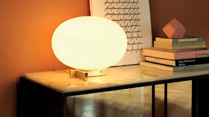 Lampada da tavolo a luce diffusa in vetro soffiato opalino lucido con struttura in metallo a sezione rettangolare con finitura in ottone satinato Alba di Oluce