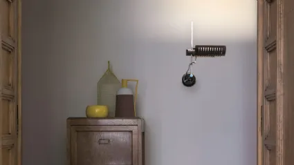 Lampada da parete orientabile e regolabile in altezza in alluminio verniciato Colombo di Oluce