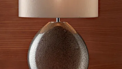 Lampada da tavolo Elettra con vaso in vetro e limatura di ottone e paralume in tessuto di Le Fablier