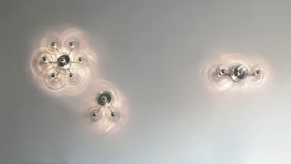 Lampada da parete in vetro soffiato trasparente e metallo cromato Fiore di Oluce