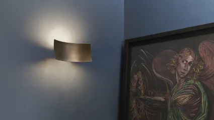 Lampada da parete Lens in metallo stampato e curvato di Oluce