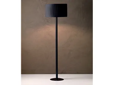 Lampada da terra Matahari con paralume in tessuto e stelo in pirex nero di Le Fablier