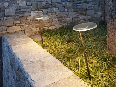 Lampada da esterno in metallo verniciato con asta conica inclinatae e disco diffusore in PMMA trasparente Amanita Outdoor di Oluce