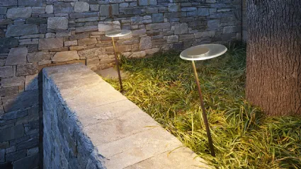 Lampada da esterno in metallo verniciato con asta conica inclinatae e disco diffusore in PMMA trasparente Amanita Outdoor di Oluce