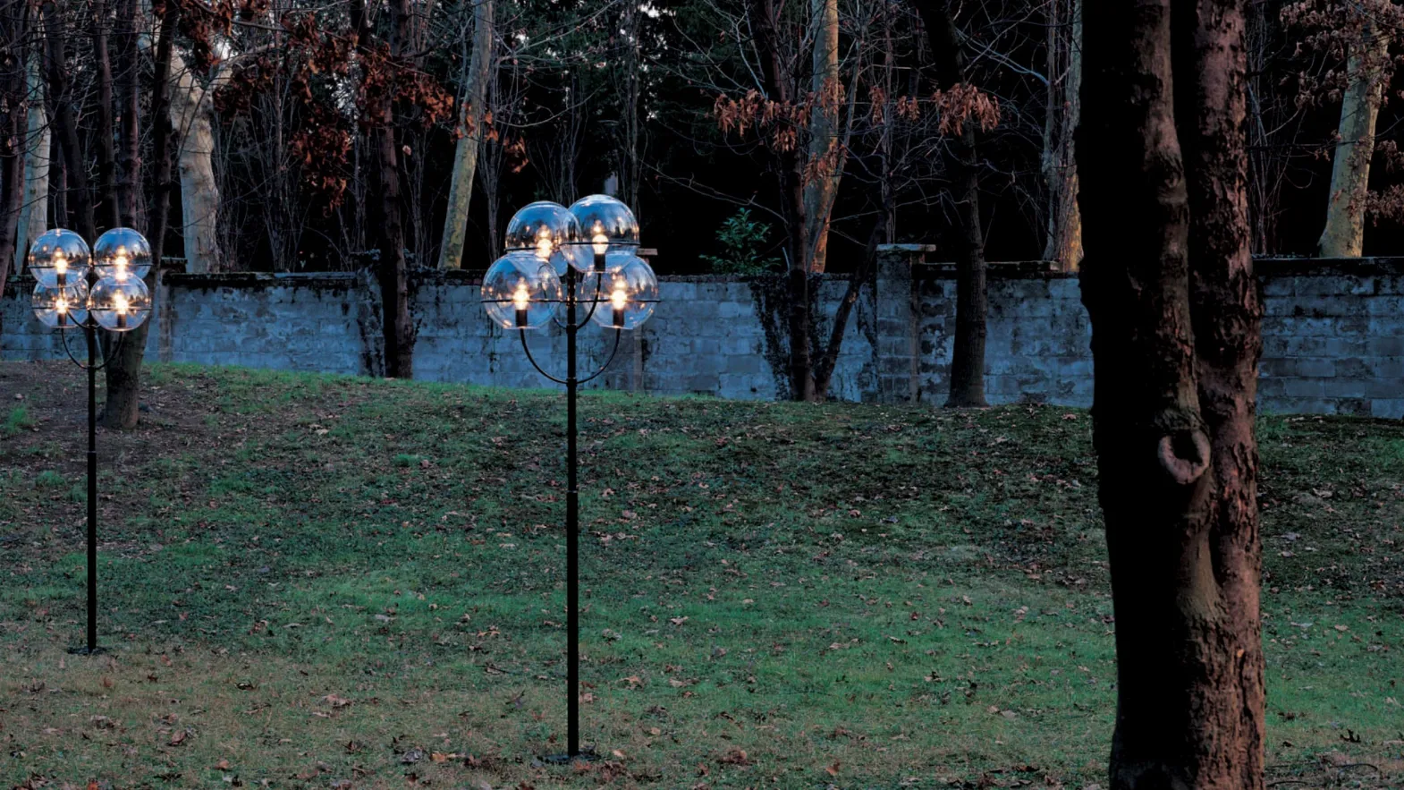 Lampada per esterno da terra in metallo zincato e verniciato nero con globi in policarbonato trasparente Lyndon Outdoor di Oluce