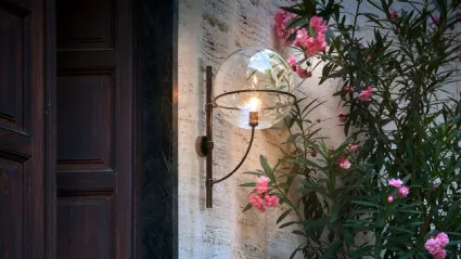 Lampada per esterno da parete in metallo zincato e verniciato nero con globo in policarbonato trasparente Lyndon Outdoor di Oluce