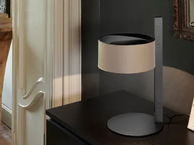 Lampada da tavolo in metallo con diffusore rivestito in pelle Parallel di Oluce