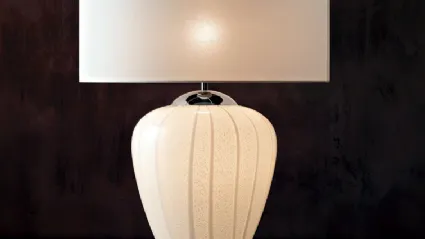 Lampada da tavolo Strip con vaso bianco e argento con colature di vetro e paralume in tessuto bianco di Le Fablier