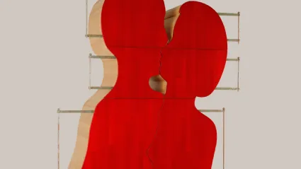 Armadio scultoreo di design Abbraccio in legno di Tiglio di Le Fablier