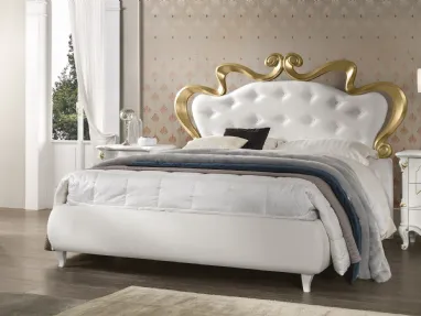 Letto classico in ecopelle con testiera trapuntata con bordo in legno decorato in oro laccato Athena di Adriatica