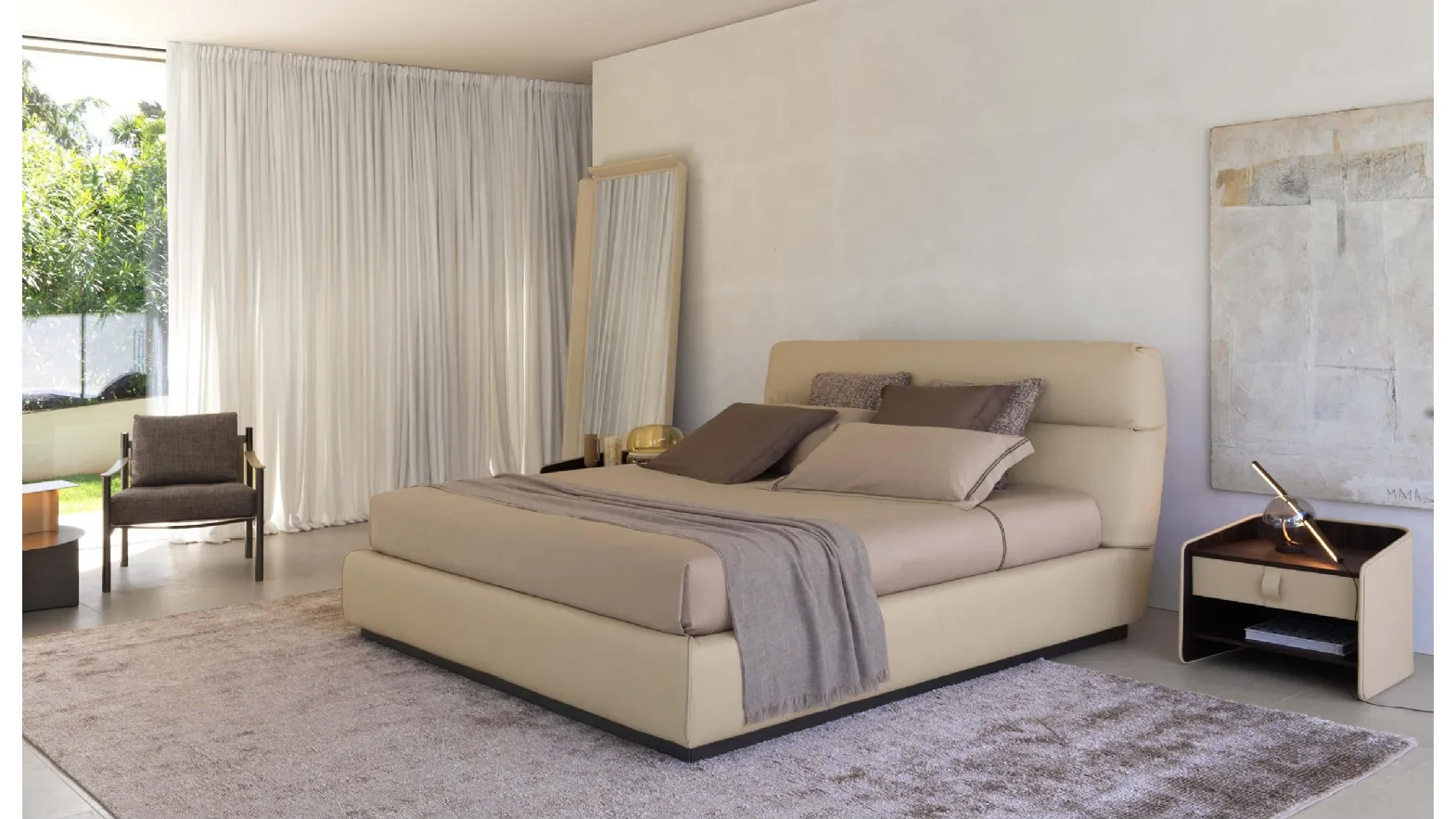 Letto in pelle Gentleman con testata alta di Flou