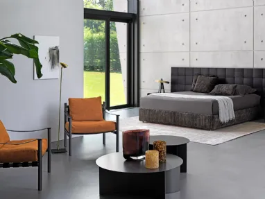 Letto Jaipur con testiera importante realizzata con una boiserie in legno di rovere intrecciata di Flou