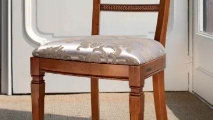 Sedia in legno con seduta in tessuto damascato imbottito Violetta di Le Fablier