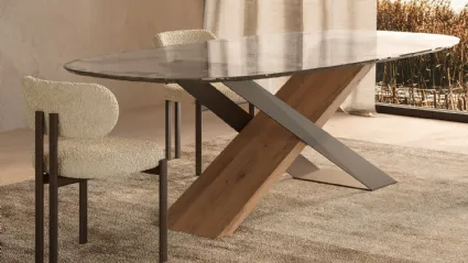 Tavolo X in cristallo extrachiaro con base in legno secolare e metallo di Nature Design