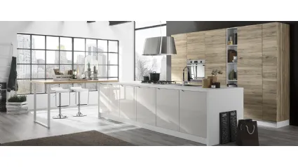 Cucina Moderna con isola Carima finitura Rovere Moka e Ghiaccio lucido di Evo Cucine