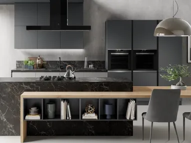 Cucina Moderna con isola Diva in Pet finitura Ghiaccio opaco e Antracite opaco di Evo Cucine