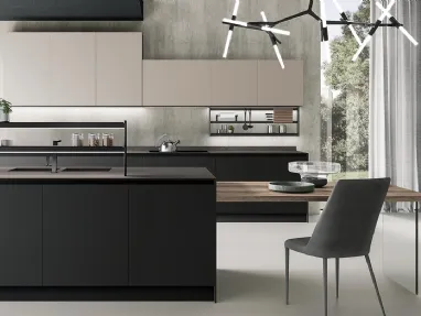 Cucina Moderna con isola Diva in Pet Nero opaco e Tortora opaco di Evo Cucine