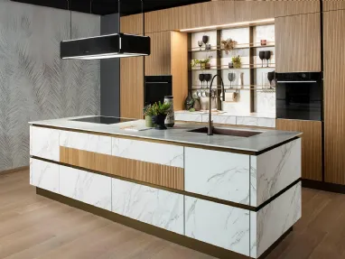 Cucina Moderna Kaori in legno impiallacciato Bambù e Eos in Gres White Marble di Evo Cucine