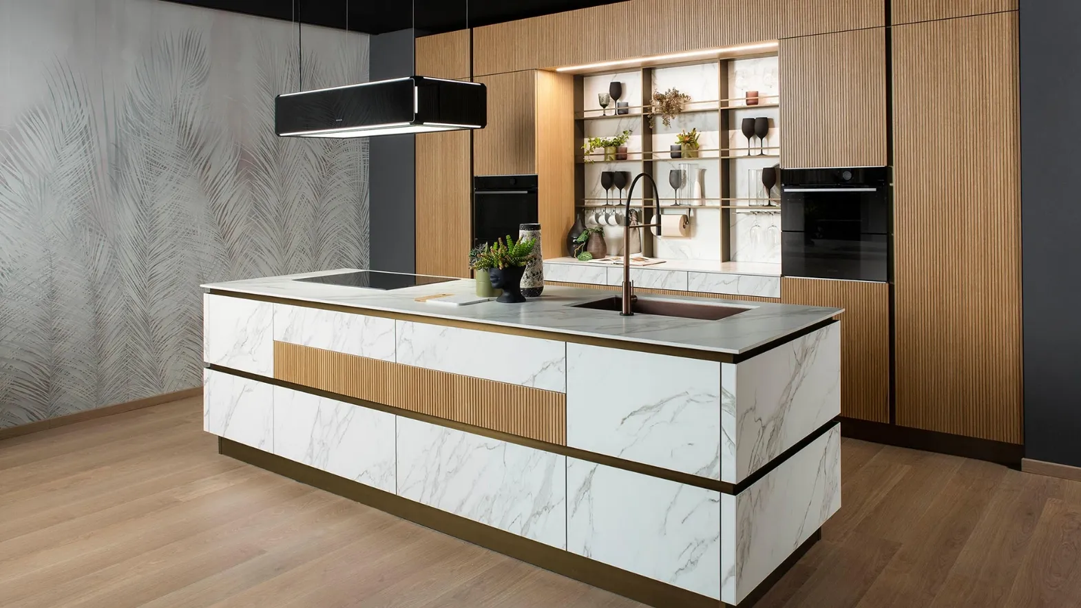 Cucina Moderna Kaori in legno impiallacciato Bambù e Eos in Gres White Marble di Evo Cucine