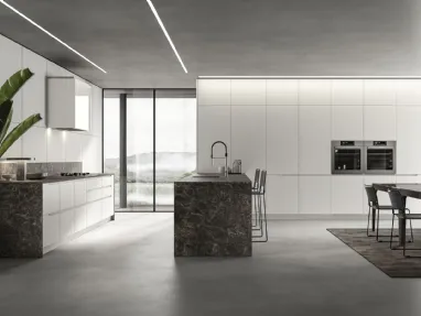 Cucina Moderna in laccato opaco bianco e top effetto marmo con penisola effetto marmo Traccia 04 di Febal Casa