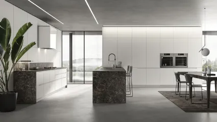 Cucina Moderna in laccato opaco bianco e top effetto marmo con penisola effetto marmo Traccia 04 di Febal Casa